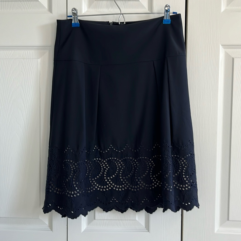 Size 8p Ann Taylor navy eyelet skirt
